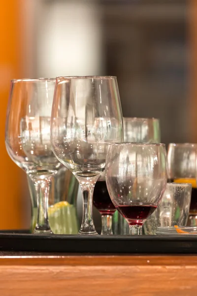 Närbild på tomma glas i restaurang — Stockfoto