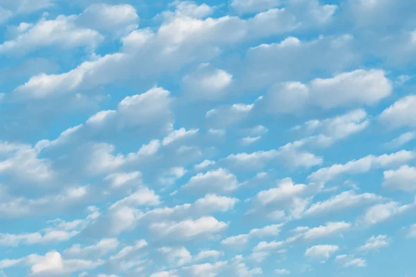 Nuvens cúmulos brancas — Fotografia de Stock