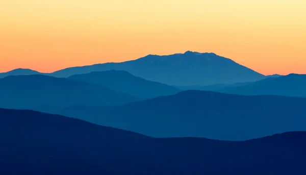 Geceleri dağ manzarası — Stok fotoğraf