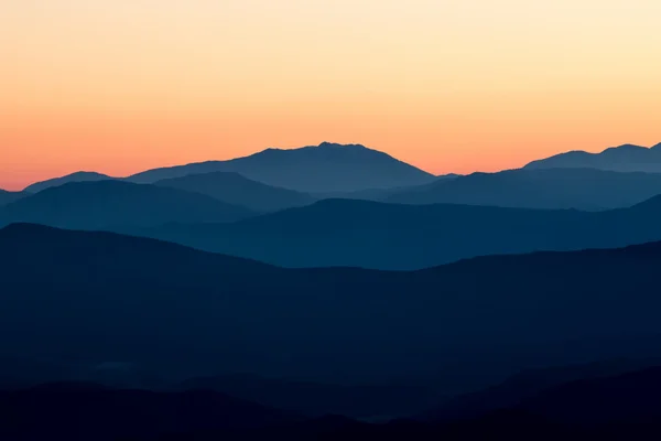 Geceleri dağ manzarası — Stok fotoğraf