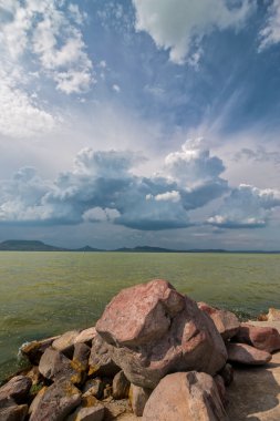 Beyaz kümülüs bulutları