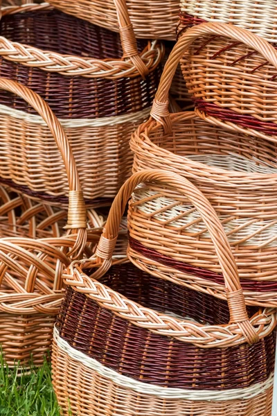 Handgemaakte rieten mand — Stockfoto