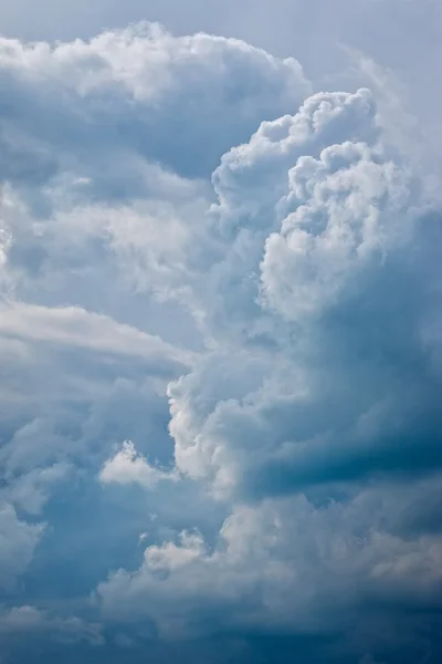 Große mächtige Gewitterwolken — Stockfoto