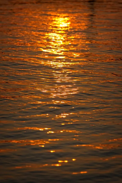 秋天湖上美丽的夕阳 — 图库照片