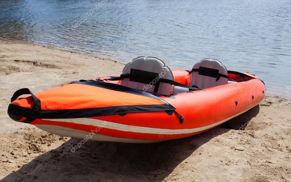 Profeet Geduld Pessimistisch Inflatable rubber kayak Stock Photo by ©Dimid_86 108314192