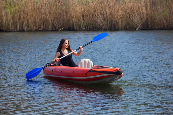 The girl athlete swimming, kayaking on the lake. — Stock Photo, Image