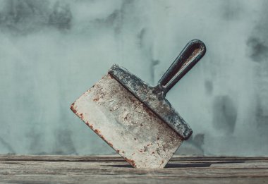 Stüdyo, sıvalı duvarlar, zemin üzerine bıçak aşağı ahşap, kırık, ahşap şarap, kullanılan, paslı, lekeli bir harç, karanlık, çelik, metal, kirli, iş aracı spatula içine sıkışmış.