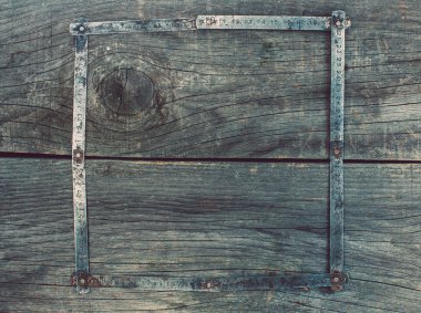 Eski, ahşap, kırık, çalışma yüzeyi atölye olduğunu bir vintage, kullanılan, paslı, karanlık, katlanabilir ölçme aracı - metre kare çerçeve form şeklinde kavisli.