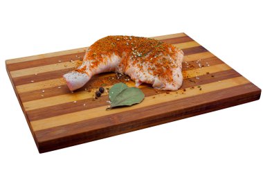 Tavuk jambon baharat ve ahşap, bambu kesme tahtası üzerinde defne yaprağı ile serpilir.