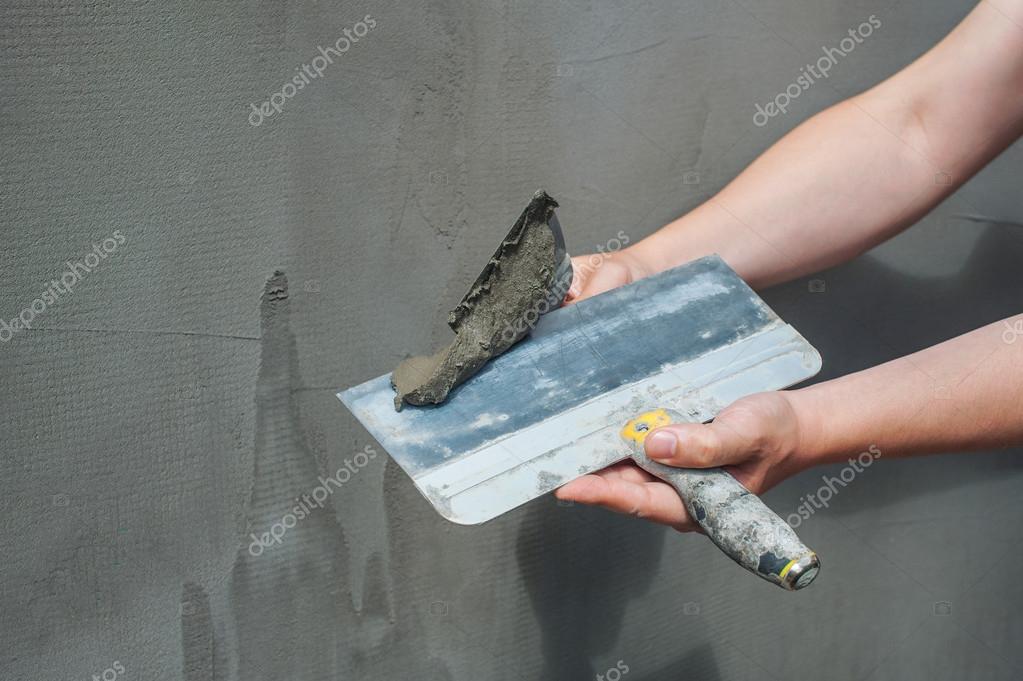 Der Erbauer put Mörtel an die Wand. Verputzen von Wänden ... Der Erbauer put Mörtel an die Wand. Verputzen von Wänden ...