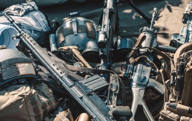 Otomatik makine, makineli tüfek, kask, bir yığın yalan yere kazıklı vücut zırh.