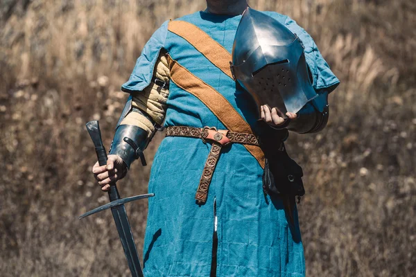 Рыцарь в доспехах, держащий меч и шлем в руке . — стоковое фото