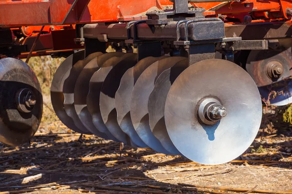 Onderdeel van de frees, staal, ronde schijven op een rij. Close-up. Het werk van landbouwmachines. — Stockfoto