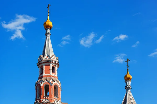 สองโดมของโบสถ์ orthodox กับกางเขนทองกับท้องฟ้าสีฟ้า . — ภาพถ่ายสต็อก