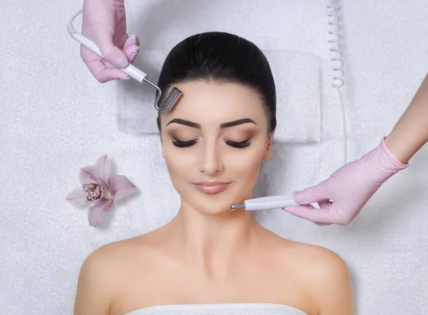 Cosmetologist Makes Apparatus Procedure Microcurrent Therapy Beautiful Young Woman Beauty — Stock Photo, Image