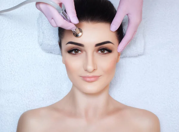 Der Kosmetologe Führt Den Eingriff Mikrodermabrasion Der Gesichtshaut Einer Schönen — Stockfoto