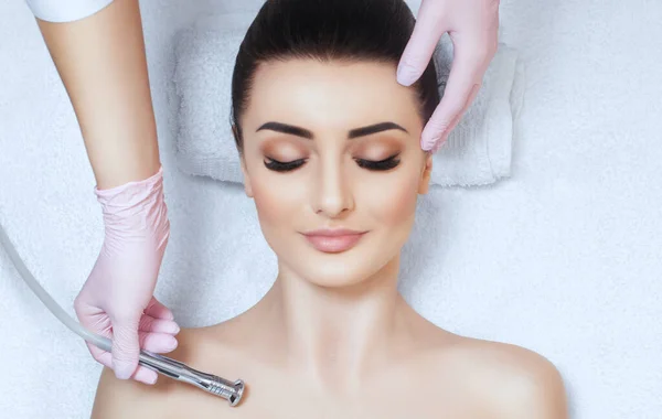 Kosmetolog Provádí Zákrok Mikrodermabraze Klíční Kosti Krku Krásné Mladé Ženy — Stock fotografie