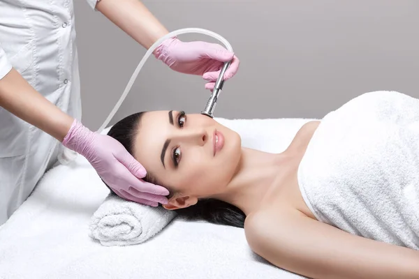 Cosmetologist Makes Procedure Microdermabrasion Facial Skin Beautiful Young Woman Beauty — Stock Photo, Image