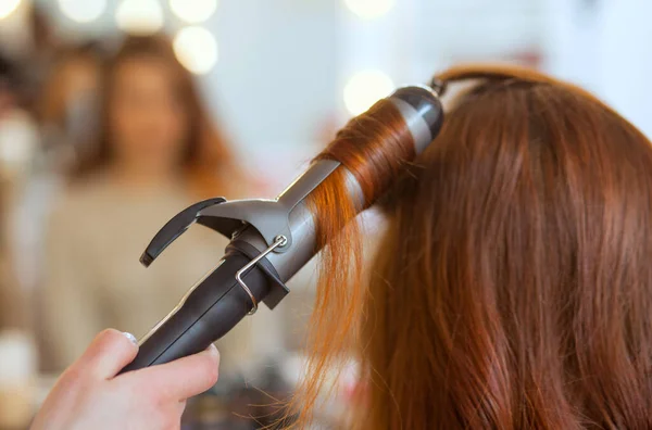 Cabeleireiro Faz Penteado Menina Com Cabelo Longo Vermelho Salão Beleza — Fotografia de Stock