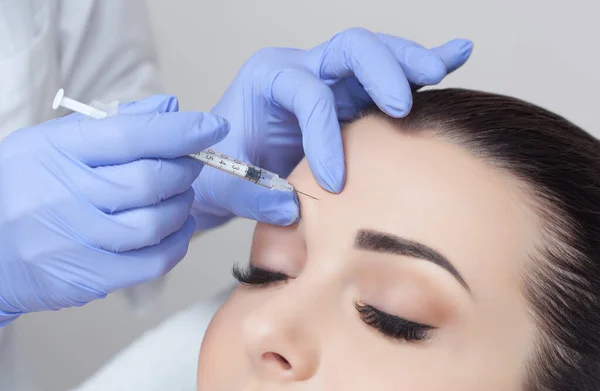 Doctor Cosmetologist Makes Rejuvenating Facial Injections Procedure Tightening Smoothing Wrinkles — Stock Photo, Image