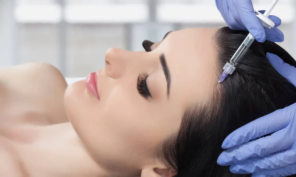 Een Vrouw Een Cosmetoloog Vrouw Liegt Arts Maakt Procedure Van — Stockfoto