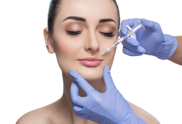 Lekarz Kosmetolog Sprawia Zabieg Powiększania Ust Pięknej Kobiety Salonie Kosmetycznym — Zdjęcie stockowe