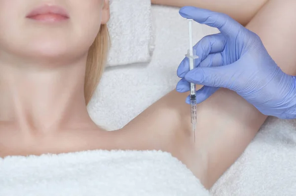 Doctor Makes Intramuscular Injections Botulinum Toxin Underarm Area Hyperhidrosis — Stock Photo, Image