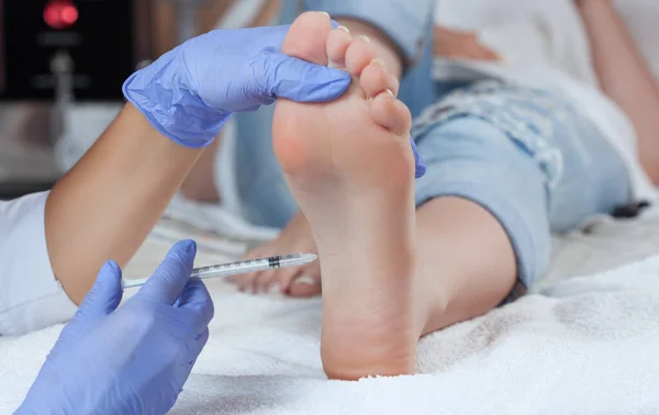 Doctor Makes Intramuscular Injections Botulinum Toxinon Feet Woman Hyperhidrosis — Stock Photo, Image