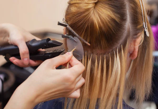 Kadeřník Prodlužuje Vlasy Mladé Dívce Blondýně Salónu Krásy Profesionální Péče — Stock fotografie