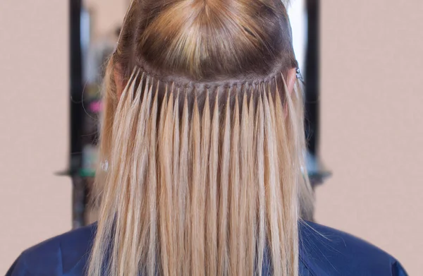 Fryzjer Rozciąga Włosy Młodą Dziewczynę Blondynkę Salonie Piękności Profesjonalna Pielęgnacja — Zdjęcie stockowe