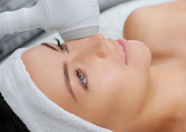 Doctor Cosmetologist Makes Procedure Cryotherapy Facial Skin Beautiful Young Woman — Stock Photo, Image