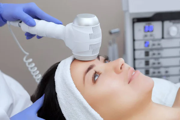 Der Arzt Kosmetologe Führt Einem Schönheitssalon Die Kryotherapie Der Gesichtshaut — Stockfoto