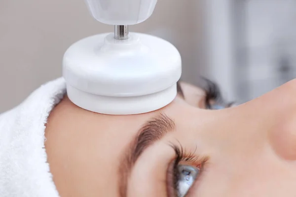 Cosmetologist Makes Apparatus Procedure Hardware Face Cleaning Soft Rotating Brush — Stock Photo, Image