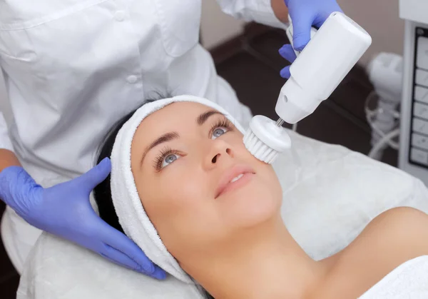 Cosmetologist Makes Apparatus Procedure Hardware Face Cleaning Soft Rotating Brush — Stock Photo, Image