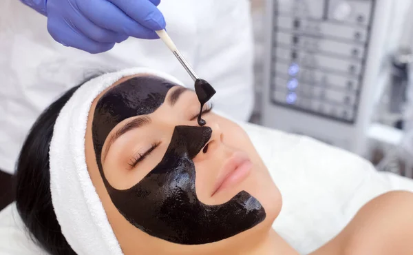 Procedimiento Para Aplicar Una Máscara Negra Cara Una Mujer Hermosa —  Fotos de Stock