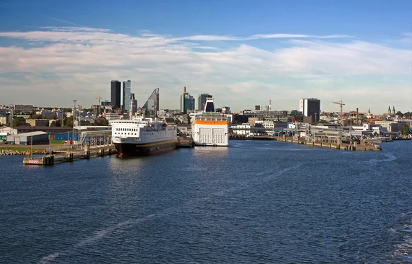 Vista de Tallin desde el mar. Puerto de pasajeros Imágenes de stock libres de derechos