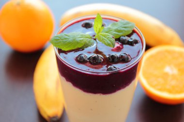 Muz ve yaban mersini ile güler yüzlü