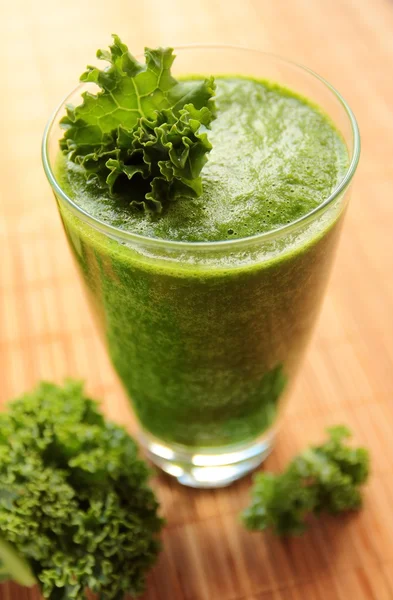 Glas med friska smoothie — Stockfoto