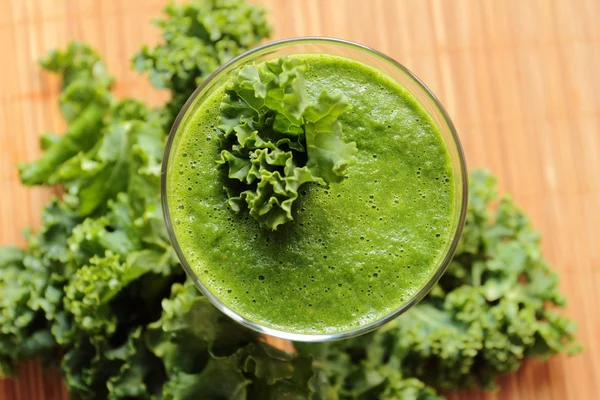 Healthy smoothie with kale — Stock Photo, Image