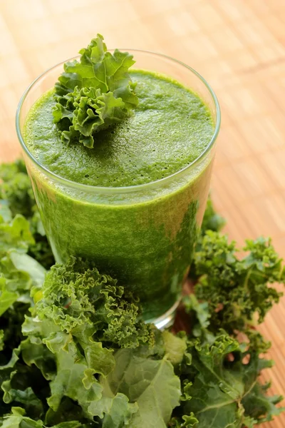 Glas med friska smoothie — Stockfoto