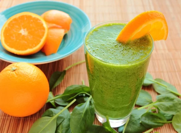 Glas med friska smoothie — Stockfoto