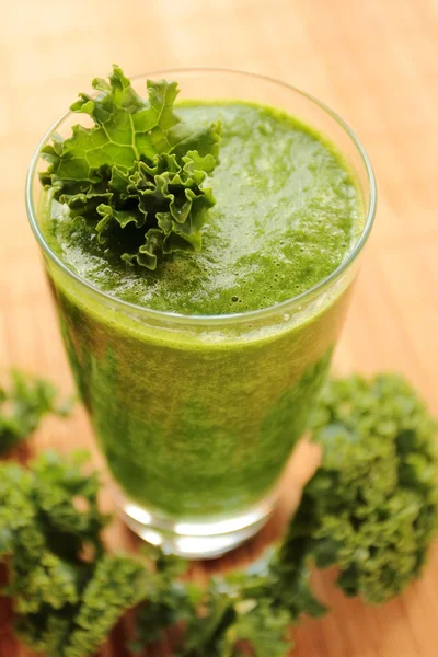 Grönkål smoothie i ett glas — Stockfoto