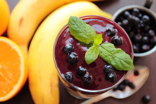 Refreshing smoothie with bananas and blueberries — Stock Photo, Image