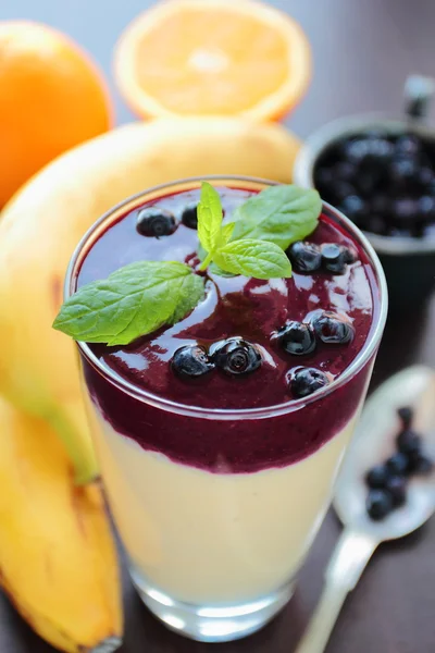 Refreshing smoothie with bananas and blueberries — Stock Photo, Image