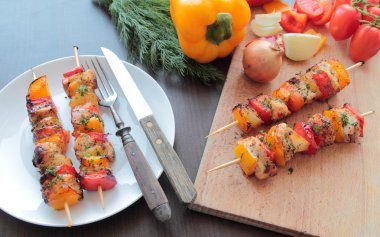 Sashliks saptırılmış et ve sebze ile