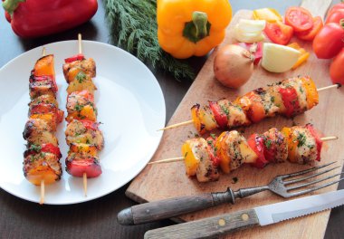 Sashliks saptırılmış et ve sebze ile