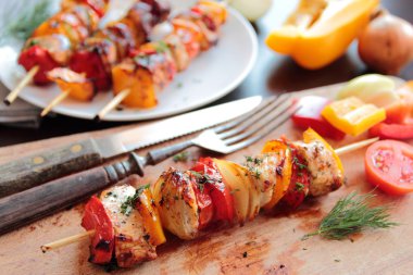 Sashliks saptırılmış et ve sebze ile