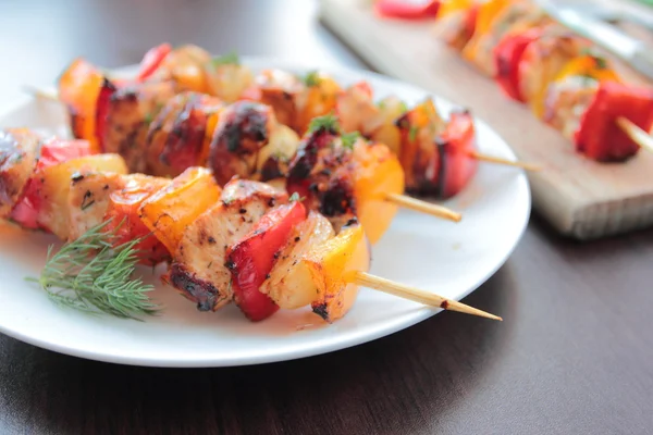 Sashliks with skewered meat and vegetables — Stock Photo, Image