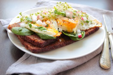 yumurta ve sebze ile sandviç