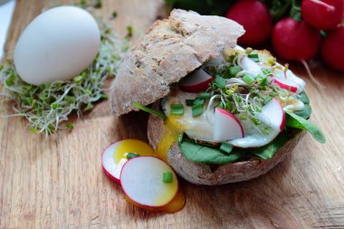 Haşlanmış yumurta ile rulo